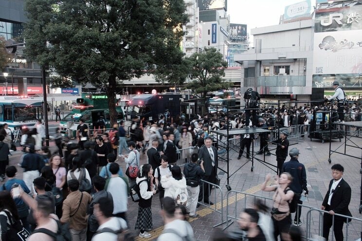 〈2023ハロウィーン〉渋谷の街から仮装・バカ騒ぎする若者が消えた！「（コスプレ）ダメだよダメ、ダメ～」警察官に注意された黒ひげ危機一髪男は段ボールを自ら破壊。ハチ公出口も喫煙所も閉鎖…渋谷区が本気だしてきた！_19