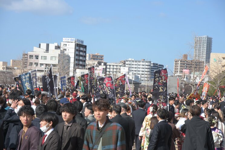 〈画像多数〉「カッコよく撮ってくださいよー！」 今年もド派手な衣装で盛り上がりを見せた北九州・二十歳の記念式典密着ルポ_31