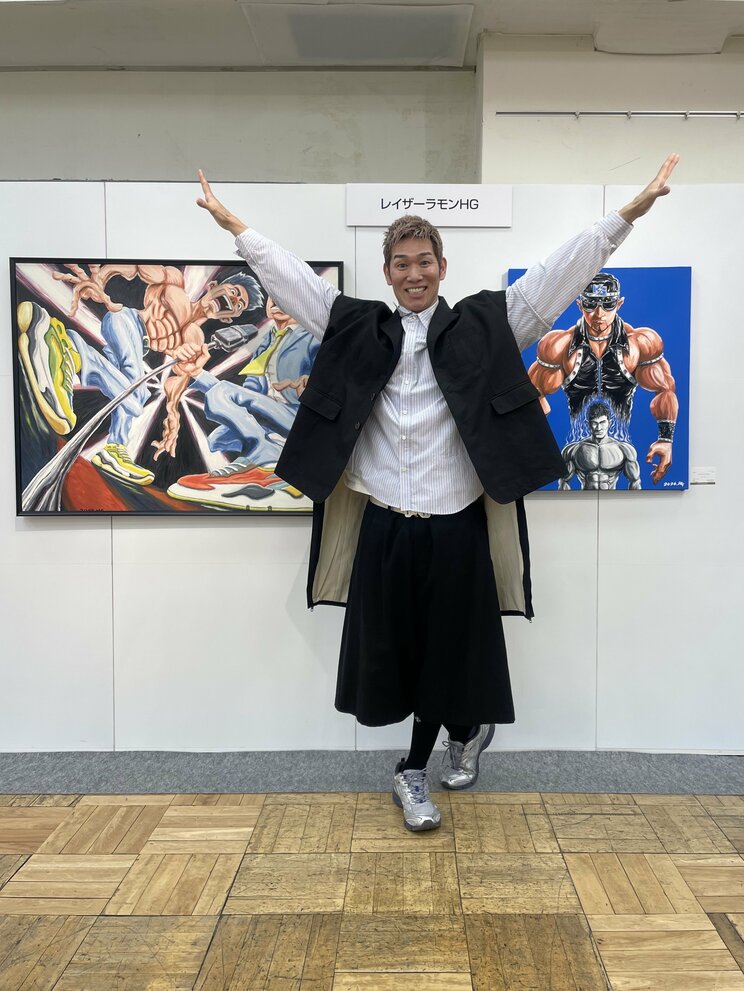 なかやまきんに君の「筋肉紙芝居」の絵を担当したことがブレイクのきっかけだったHG氏。今では個展も開催している（写真／吉本興業提供）