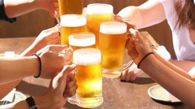 「お酒は少量なら脳梗塞のリスクを減らす?」結局お酒は健康に良いのか悪いのか…最新研究をもとに医師が解説
