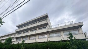 〈卒業式に発覚！〉修学旅行費など積立金約1300万円を着服した小学校教頭「自分に任せてほしい」と口座管理を独占…保護者は「何も話すなと学校から言われていて…」 