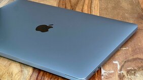 電源確保のストレスから解放される新MacBook Proか、個性溢れる新MacBook Airか?