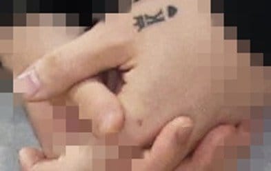 手の甲に「K」のタトゥーを入れていた若山容疑者(撮影/村上庄吾)