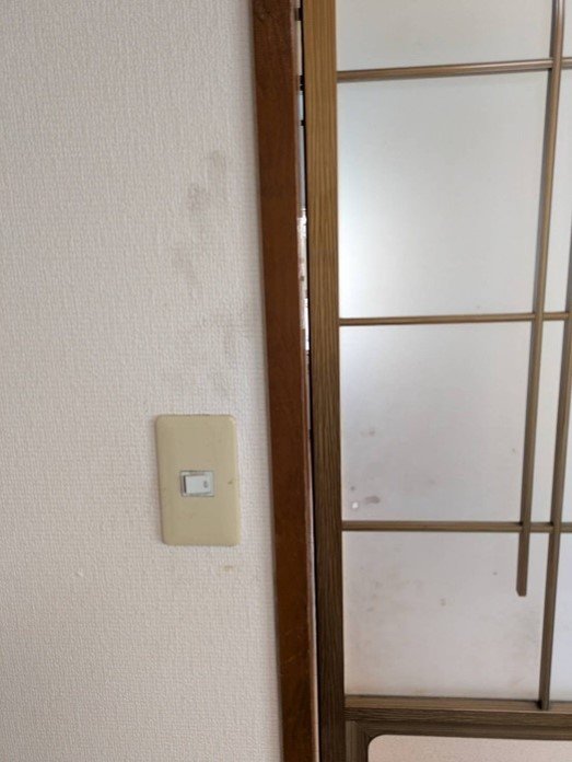 窓が割られた日、壁には手型もあったという（親族提供）