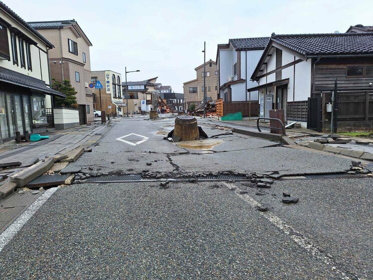 「離れろっ！」余震のなか響く消防隊員の叫び…焼け野原となった町、倒壊した建物、塞がれた道…能登半島地震の爪痕〈迫る“発生から72時間”と決死の救助活動〉_38