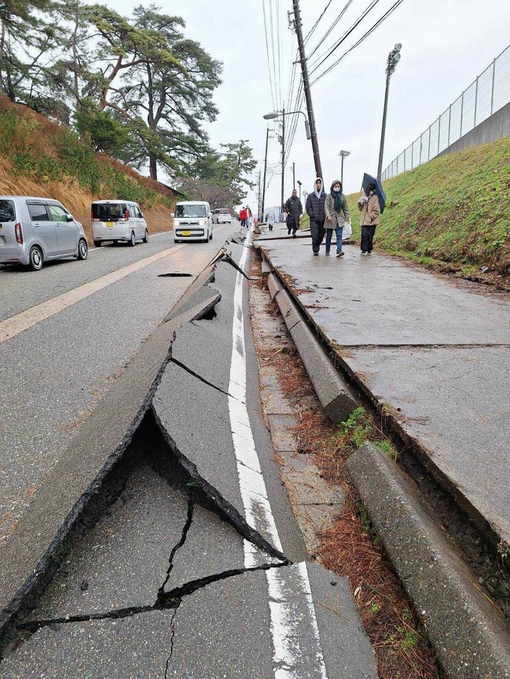 「離れろっ！」余震のなか響く消防隊員の叫び…焼け野原となった町、倒壊した建物、塞がれた道…能登半島地震の爪痕〈迫る“発生から72時間”と決死の救助活動〉_12