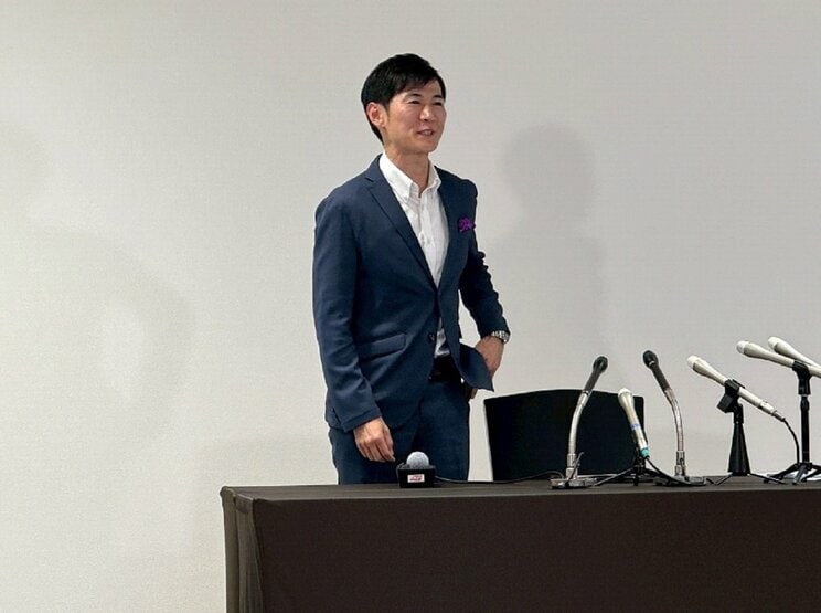 会見席を立つ石丸氏（撮影/集英社オンライン）