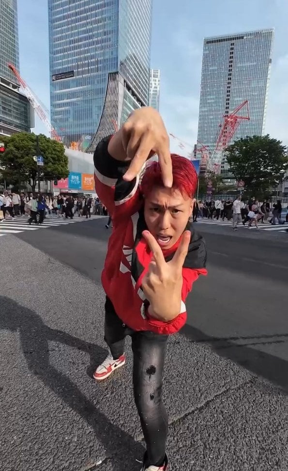 横揺れ講座を動画で配信するグリ長さん（本人SNSより）