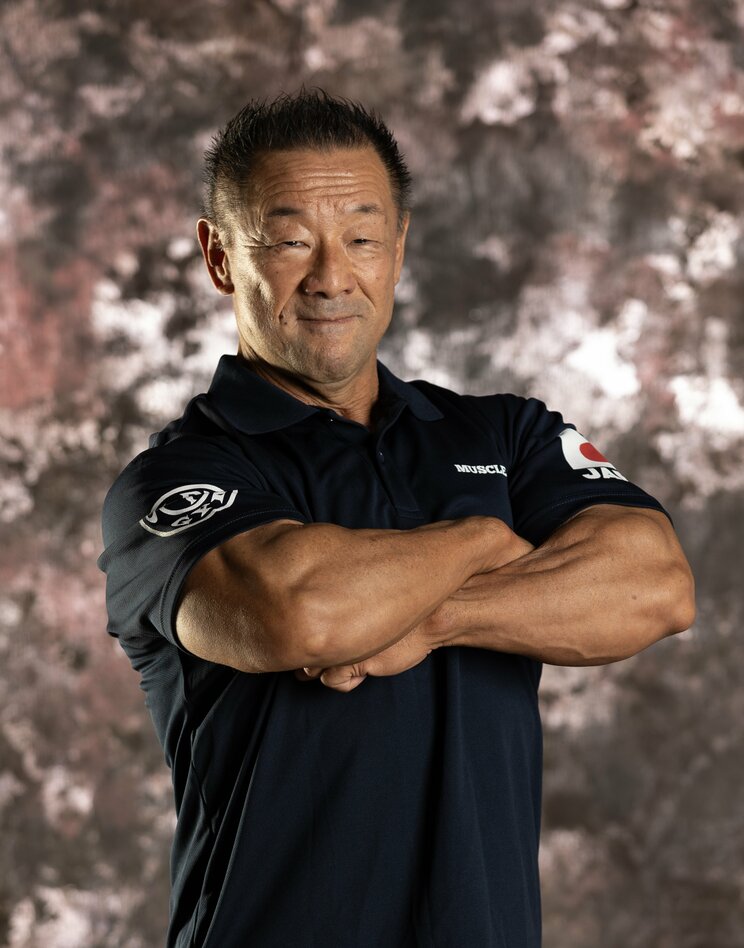 還暦を越えた64歳の今でもトレーニングに励むボディビルダーの合戸孝二さん(撮影／岡部みつる)