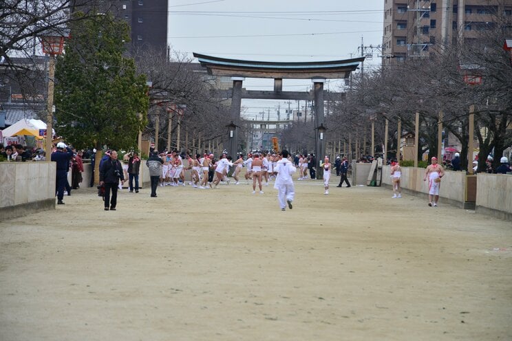 〈“はだか祭り”が女性解禁！〉「刺青がバチバチに入った人や酔っ払いも参加するので危険」「カメコとか変な人が来なきゃいいけど」地元では心配の声も…主催する神社に聞いてみた_7