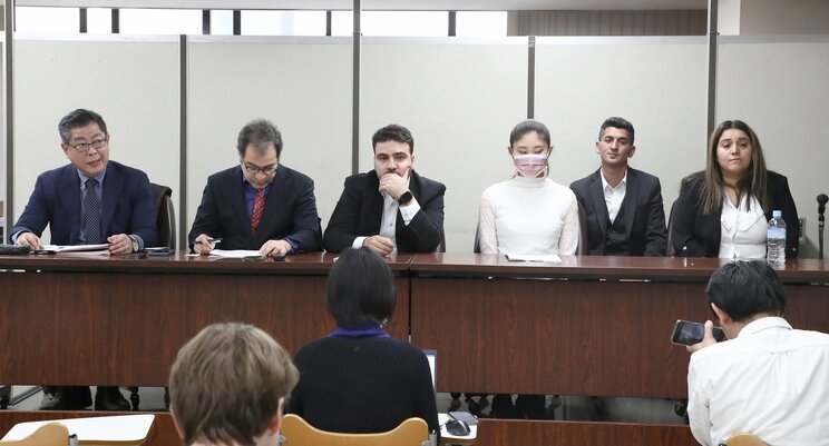 2024年３月、在日クルド人に対するネットなどで誹謗中傷が多発していることを訴えるため、会見を行う岩本拓也弁護士（左端）とクルド文化協会の代表理事のチカン・ワックスさん（左から二人目）
