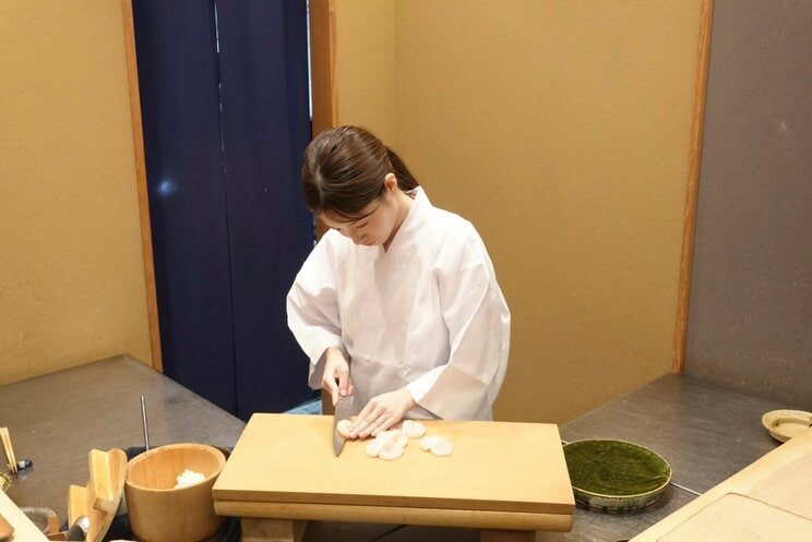 「鮨 美桜」のカウンターでの朝長美桜（提供写真）