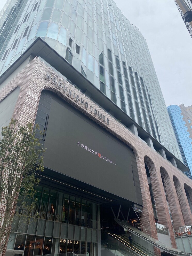 〈ジェンダーレストイレに非難殺到!?〉炎上中の“歌舞伎町タワー”ルポ「終電間近になるとビル前で嘔吐」「ゴミのポイ捨てがひどい」深夜帯にはステージ上で踊りだす酔っ払いも…_8