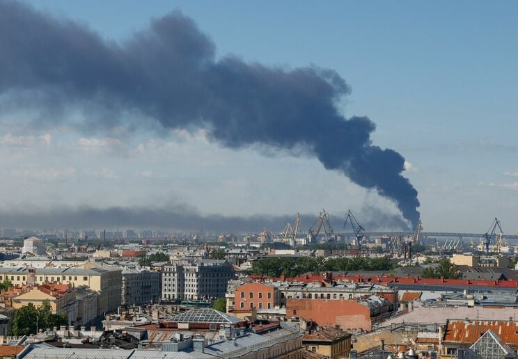 ６月３日、ロシア・サンクトペテルブルクで、ウクライナの攻撃を受けて上がる煙（写真／共同通信社）