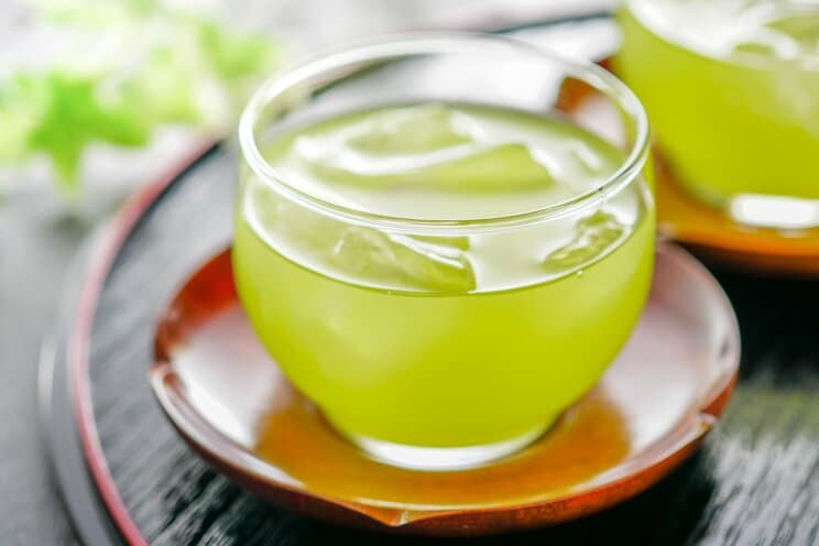 食べる前に、緑茶を1杯（写真／shutterstock）