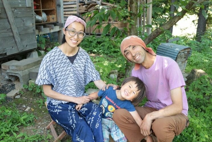青森で自給自足生活をする田村さん一家。ゆにさん（左）たいちくん（中央）余一さん（右）（写真／本人提供）
