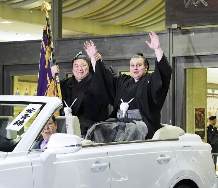 初場所で2場所連続優勝した安青錦（右）。大関昇進を果たし、三月場所では一気に横綱の期待も大きかったが……。（写真／共同通信社）