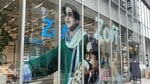 〈SnowMan目黒蓮の驚くべき経済効果〉新規出店ゼロでも売上2割増のZoff…“推し活”消費の最前線