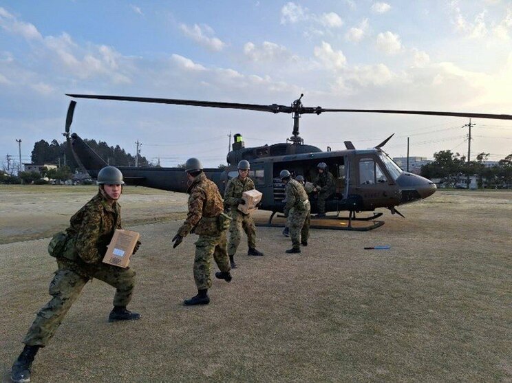 自衛隊によって運び込まれる物資（撮影／集英社オンライン）