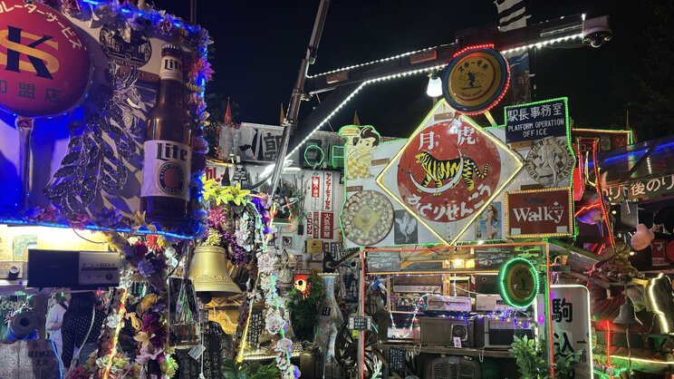 夜の外観。電気代は月15万円になるという（撮影／集英社オンライン）