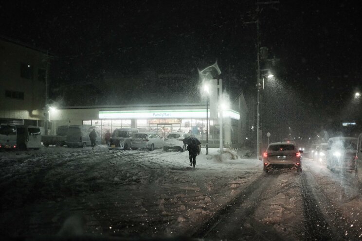 〈大寒波襲来・写真多数〉電車はストップ・渋滞40キロ・タクシー大行列・立ち往生、それでも開いていた牛丼屋に安堵…豪雪の京都ルポ「完全に大雪を舐めていました」_6