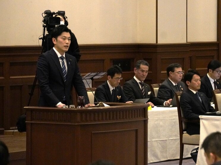 3月５日、兵庫県議会本会議で報告を行なう奥谷謙一県議と斎藤元彦知事（右端）（撮影／集英社オンライン）