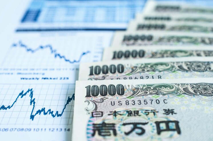 日本の財政運営が信用を失ったとき、通貨が下落するという予想によって、日本の円資産の売却を誘発する圧力が強まる。株安・債券安・円安のかたちで、海外投資家が各種資産を売って、円から別の通貨に資産を避難させる。投機筋も円売りに参加してくるだろう。  そうすると、円安→物価上昇→金利上昇という連鎖が起こる。最後の金利上昇は、日銀が海外への資産逃避を止めるために、政策金利を大幅に引き上げざるを得なくなるからだ。輸入インフレを抑えるための円安対策になる。結果的に、教科書通りのインフレ・金利上昇になるという図式は避けられない。  現に、2022年9月にイギリスの首相として就任したリズ・トラス前首相は、すぐに富裕層向け減税、電気ガス料金の引き上げ計画停止など、極端なポピュリズム政策を打ち出した。折しも、高インフレで、減税は火に油を注ぐ逆効果の政策だった。  それを嫌気した投資家は、英国債を売り込んだ。ポンドも暴落してしまう。市場からの信認を失ったトラス前首相は、当時の財務大臣を解任し、減税策も引っ込めた。しかし、それでは収拾はできず、首相自身も1週間後に辞任した。信用を失うとこうなってしまうのだ。  文／熊野英生　写真／shutterstock_2