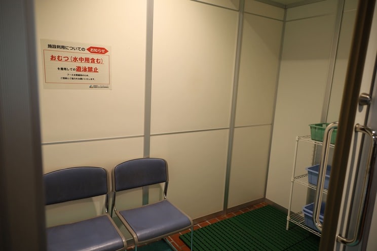 椅子やかごが設置された「だれでも更衣室」の内部（撮影／集英社オンライン）