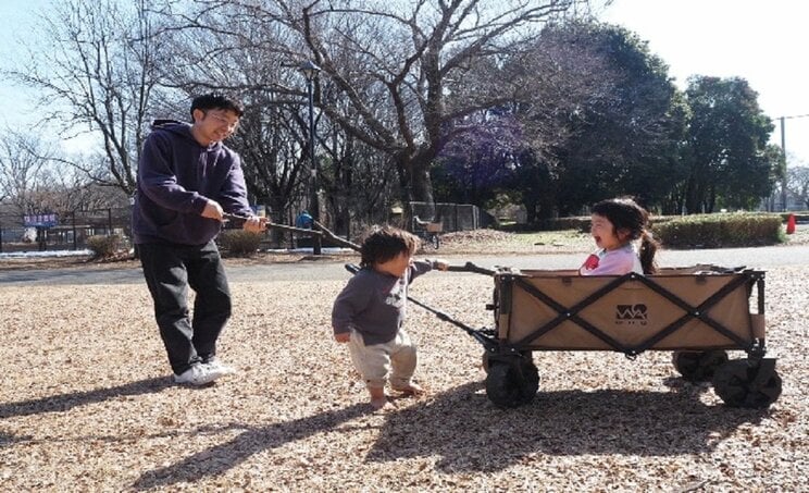 ２児の育児に励む中西信介さん