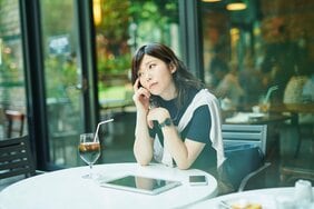 新生活、職場の人間関係疲れ... 原因は「自己肯定感」? 自分を好きになるための3つの自己分析ワーク