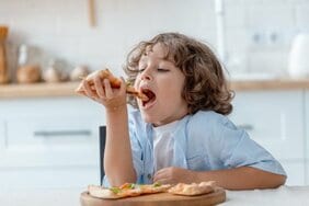 なぜ人は無意識に「肘をつく」のか？　マナー違反だけじゃない…顔のたるみ、腰痛…肘をつくことがもたらす3つの悪影響　