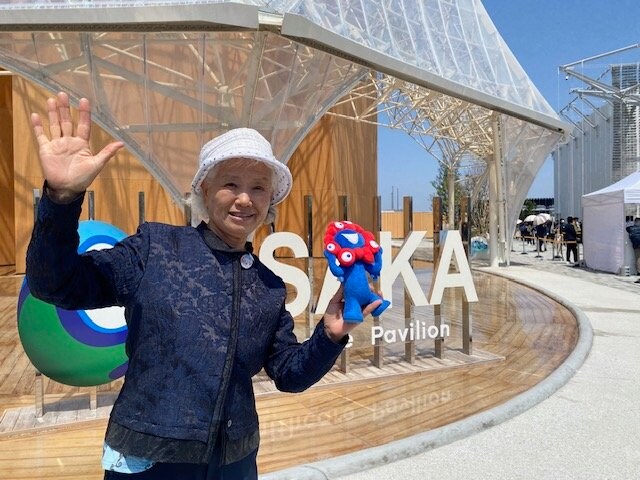 パビリオンを楽しそうに回る「万博おばあちゃん」の山田さん