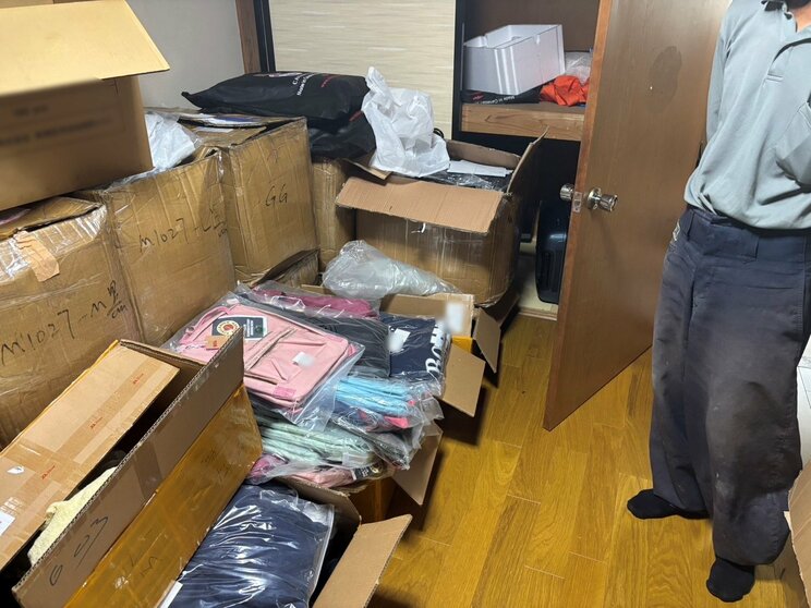 〈「偽の週刊少年ジャンプ」販売グループの“アジト”に潜入〉ほかにも矢沢永吉DVDや大量の高級ダウン…逮捕された女性の夫が告白「本物か？ってきいたら本物だって…」 _8