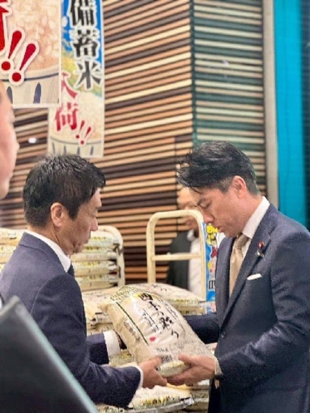 ドン・キホーテの売り場で「四季の彩り」を手に取る小泉農水相（本人公式Xより）