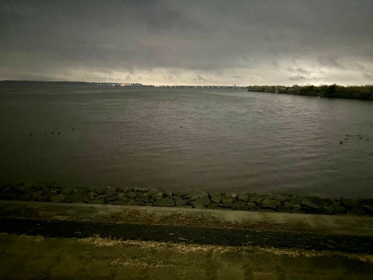 遺体が発見された浜名湖の湖畔（撮影/集英社オンライン）