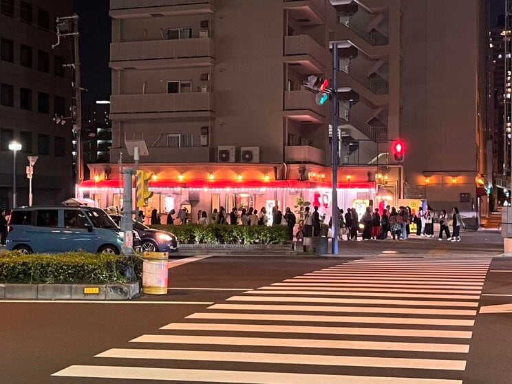 J-HOPEが訪れた店の前には、夜になっても大行列（写真／集英社オンライン）