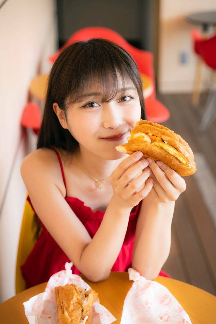 大サイズのバインミーもぺろりと平らげたりっかちゃん（写真／矢島泰輔）