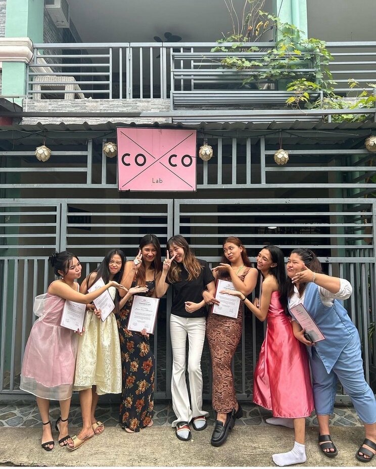 2024年7月28日に卒業したcoxco Labの１期生と小村さん（写真／本人Instagramより）