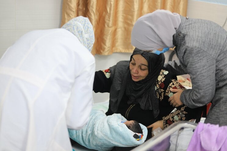 1月15日、ラファのエミラティ病院。国境なき医師団のスタッフから支援を受ける新生児の母親© Mariam Abu Dagga/国境なき医師団