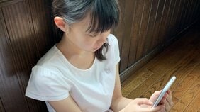 「沖縄の海でゲーム三昧」「ディズニーでスマホめぐり親子喧嘩」旅先でスマホを手放さない子ども、親はどうする？ 親も見直したい3つのルール