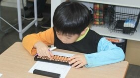 なぜ「3歳からそろばん」が増えている？ 未就学児で始める割合は27.6％→77.8％に…背景にある“中学受験”と親の思惑