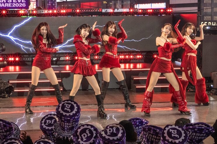 左から2番目に写るのが、Z世代に編み物ブームを広めたと言われる「LE SSERAFIM」のSAKURA（写真／Shutterstock）