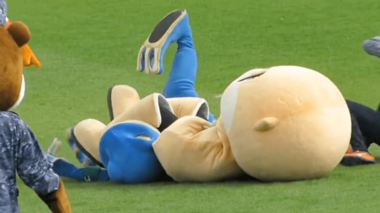 最もバズった、飛び蹴りから関節技を極めるちぃたん☆の様子