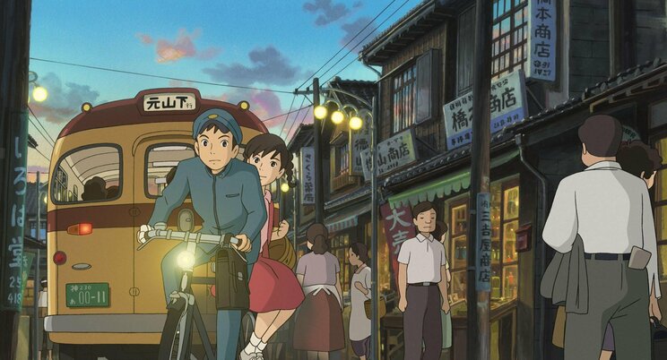 60年代の横浜街並みで自転車に乗る新聞部部長・俊と、後ろにまたがる主人公・海　© 2011 高橋千鶴・佐山哲郎・Studio Ghibli・NDHDMT