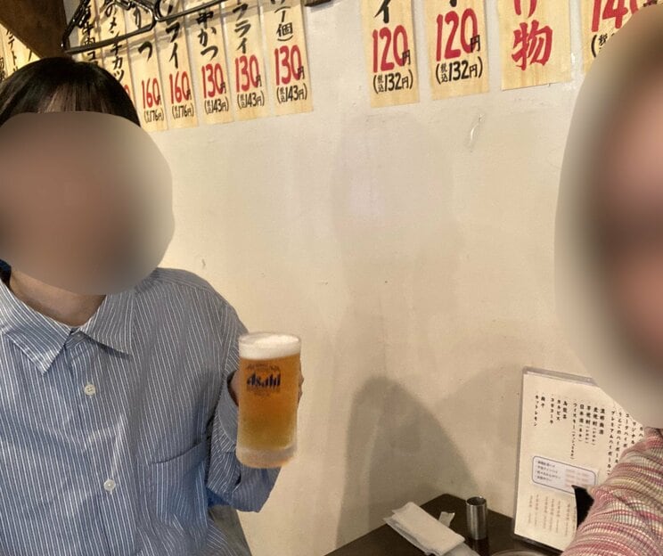 友人と駒込駅前の行きつけの居酒屋で乾杯する様子（写真／ミナミさん提供）