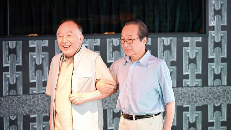 映画『お終活３ 幸春！ 人生メモリーズ』に出演している小日向文世さん（右）と橋爪功さん（左）（写真／（C）2026「お終活３」製作委員会）