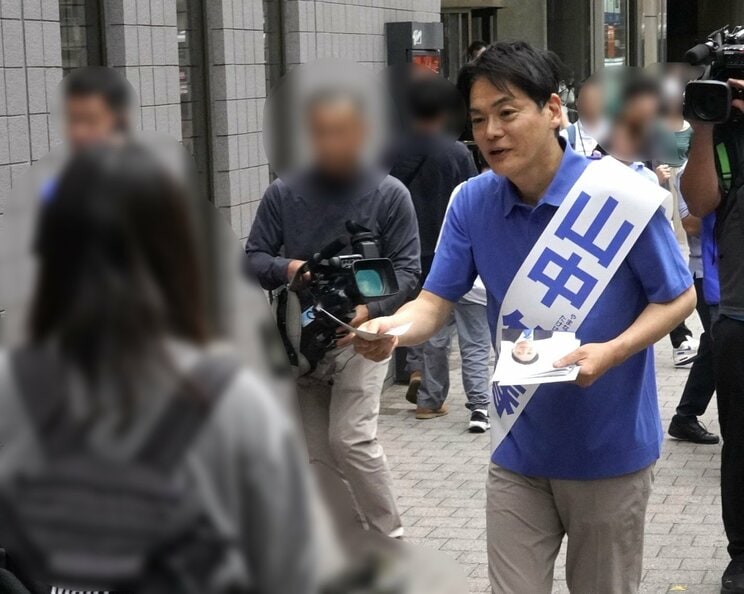 10月４日、チラシを配る山中竹春氏　撮影／集英社オンライン