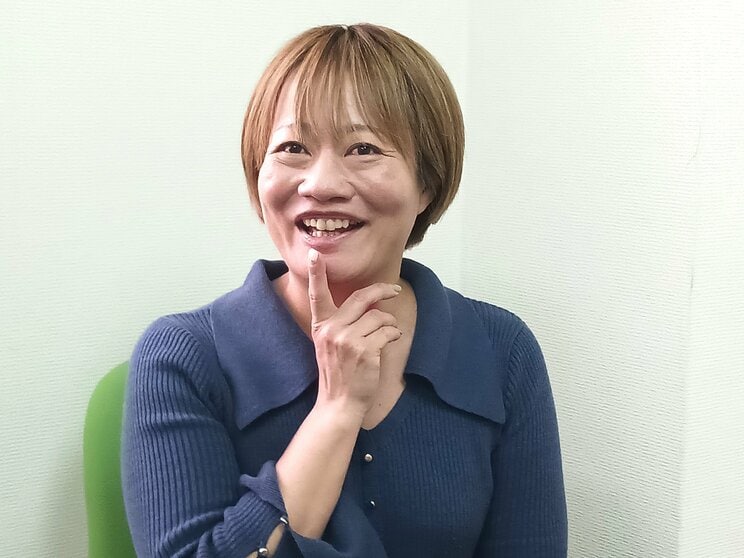 取材に応じる沖有美子さん