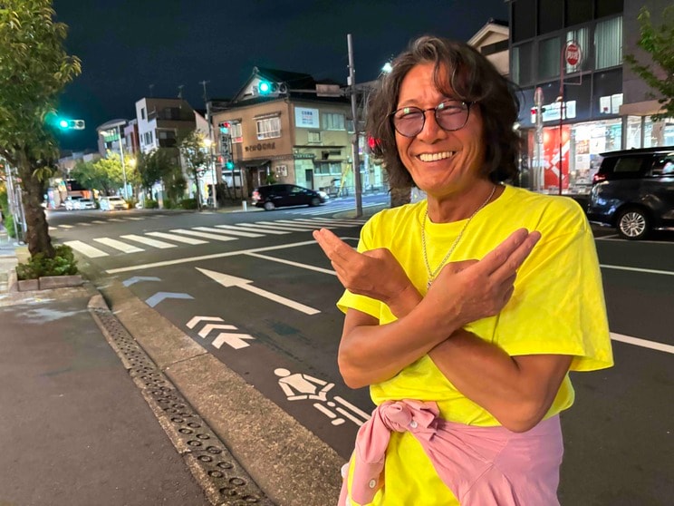 お気に入りのロイホ前で、伝説のポーズを披露してくれた鷹氏（撮影／集英社オンライン）