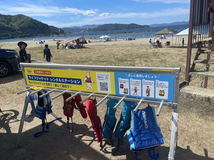マリンスポーツ財団が全国に設置を推進する「ライフジャケットレンタルステーション（写真提供：マリンスポーツ財団）
